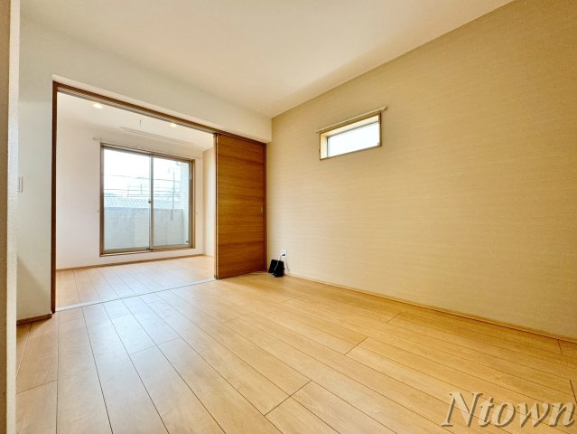 【居間・リビング】 | REGALEST VILLA | こちらのリビングで趣味の時間をお楽しみください