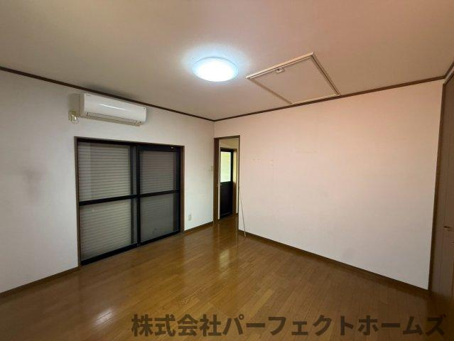 尊延寺戸建の洋室|落ち着いた色調の洋室です