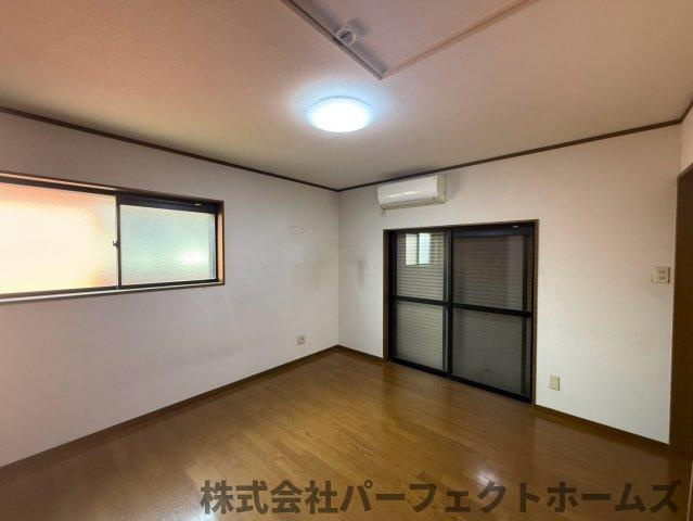 尊延寺戸建の洋室|落ち着いた色調の洋室です