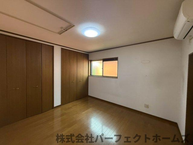 尊延寺戸建の洋室|落ち着いた色調の洋室です