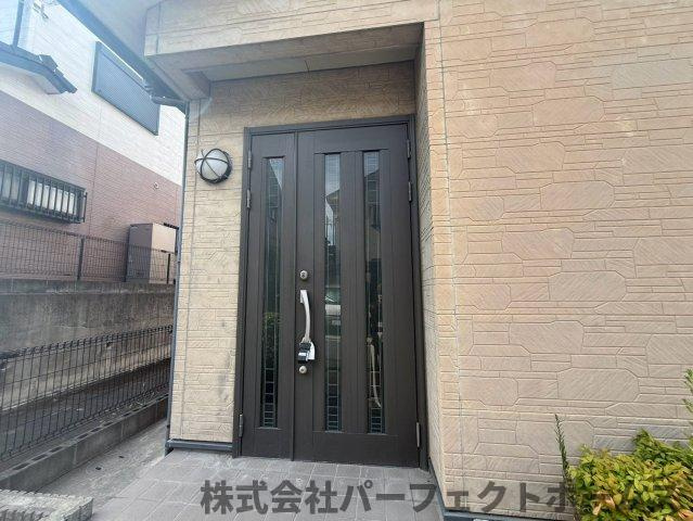 尊延寺戸建の玄関|明るい玄関です