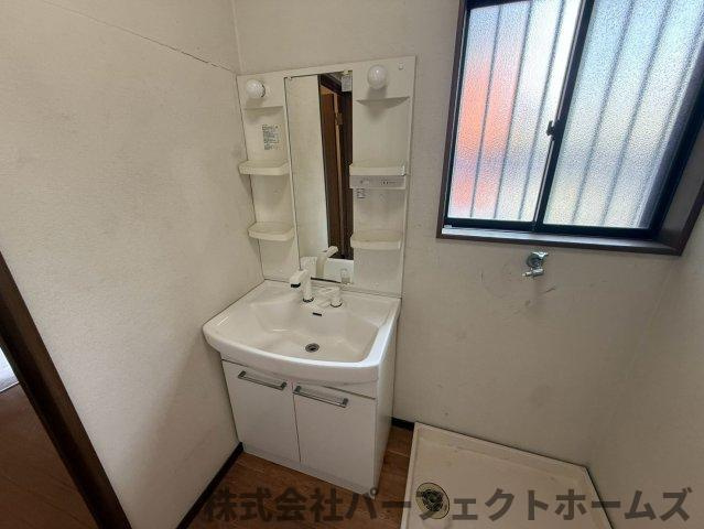 尊延寺戸建の独立洗面台|独立洗面台、小物を置くことができて便利です