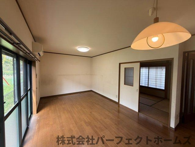 尊延寺戸建の居間・リビング|ゆったりとした居間です
