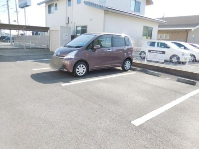 メゾン道原の駐車場