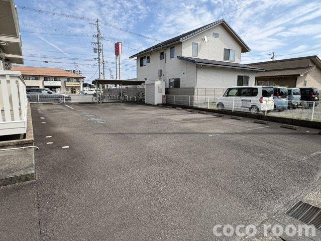 メゾン道原の駐車場