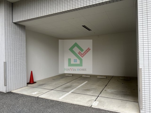 ラフィネ所沢の駐車場