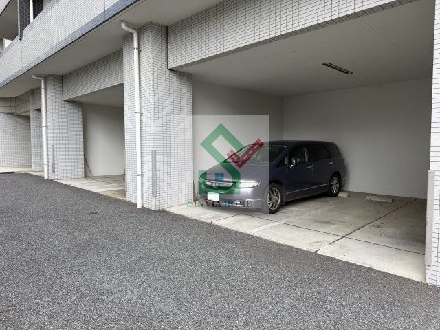 ラフィネ所沢の駐車場