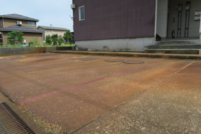 ハイツアローザの駐車場