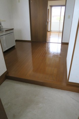 ハイツアローザの玄関