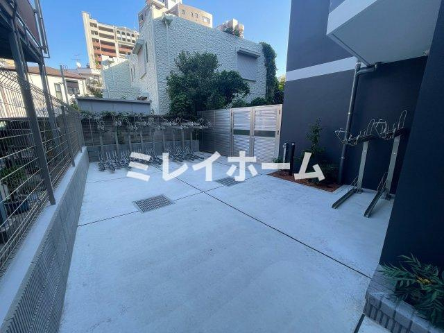 ドゥーエ梅屋敷の駐車場|同建物内、別のお部屋の参考写真になります。