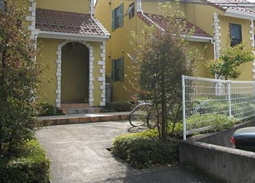 川崎市多摩区西生田３丁目のアパートのエントランス