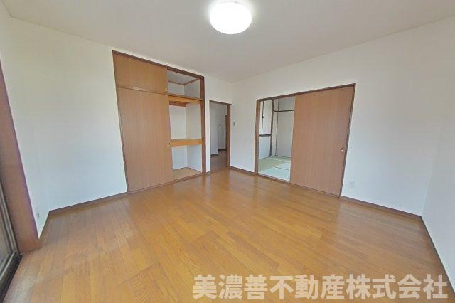 ６７３６５　各務原市鵜沼各務原町中古戸建ての洋室