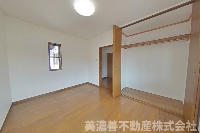 ６７３６５　各務原市鵜沼各務原町中古戸建ての洋室