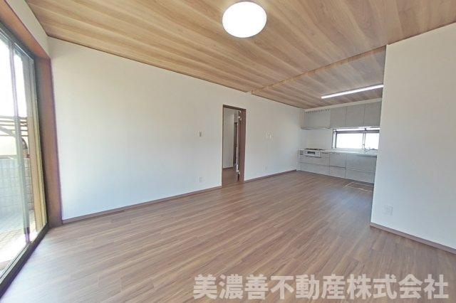 ６７３６５　各務原市鵜沼各務原町中古戸建ての居間・リビング