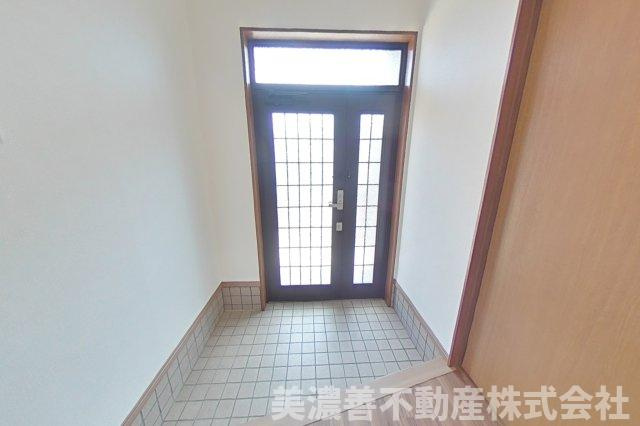 ６７３６５　各務原市鵜沼各務原町中古戸建ての玄関
