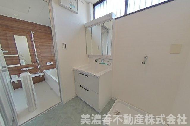 ６７３６５　各務原市鵜沼各務原町中古戸建ての洗面所