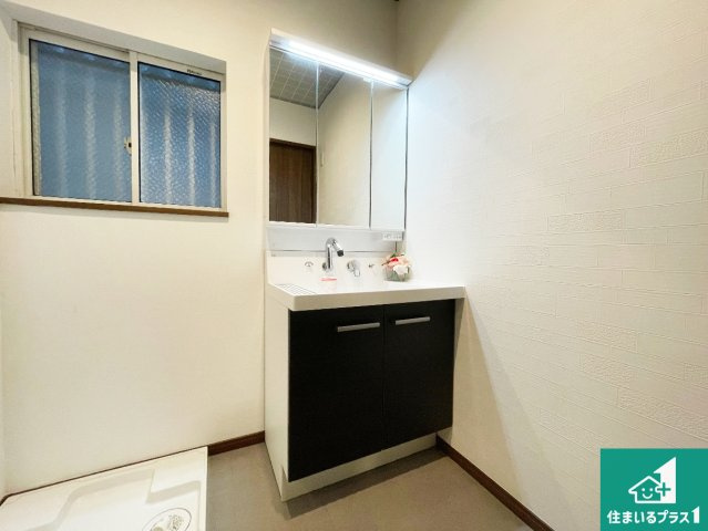 尼崎市東難波町　中古一戸建ての独立洗面台|清潔感のある洗面台です。フラットな鏡は掃除がしやすく毎日清潔！鏡裏には収納があるのでスッキリとした洗面台が保てます。