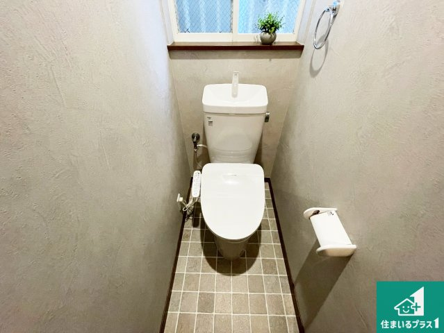 尼崎市東難波町　中古一戸建てのトイレ|1・2階の2ヶ所にあるので、朝の忙しい時間の順番待ちもなく、深夜の利用にも大変便利です。