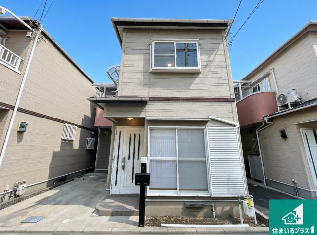尼崎市東難波町　中古一戸建ての外観|周辺は落ち着いた街並みの住宅地！子育てがしやすい住環境です！気になることがありましたら、お気軽にお問い合わせください！