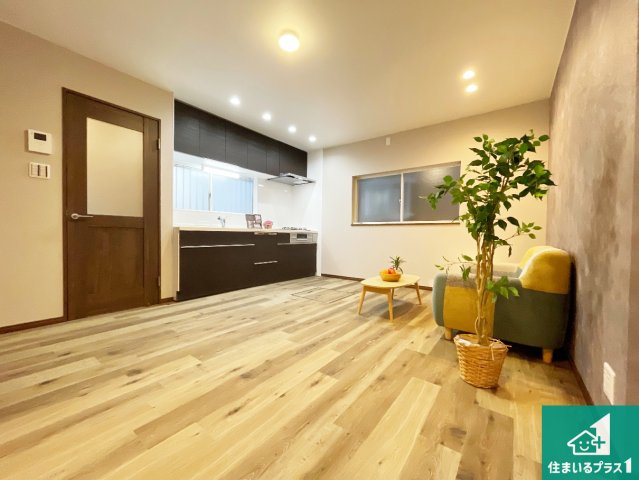 尼崎市東難波町　中古一戸建ての居間・リビング|日当たり良好の明るいリビングで朝の目覚めもスッキリできそう！対面キッチンでご家族のコミュニケーションも自然と増える設計！小さなお子様が遊ぶスペースを作っても広々とくつろげるLDK！