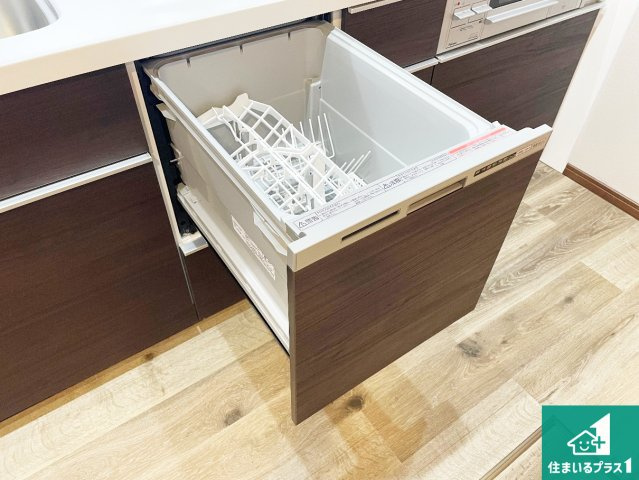 尼崎市東難波町　中古一戸建ての設備|食事後の一仕事、食器洗いをボタン一つでお任せできちゃいます！場所を取らないビルトイン式なので、お料理スペースもしっかり確保！
