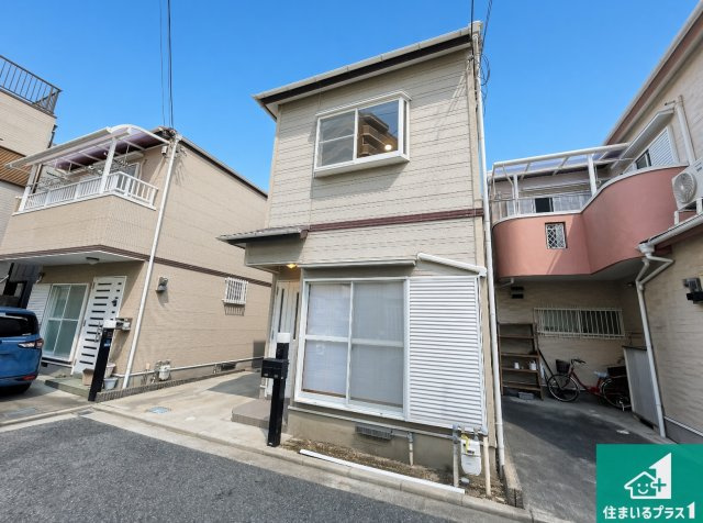 尼崎市東難波町　中古一戸建ての外観|周辺は落ち着いた街並みの住宅地！子育てがしやすい住環境です！気になることがありましたら、お気軽にお問い合わせください！