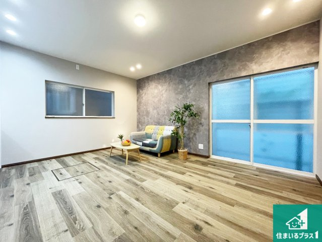 尼崎市東難波町　中古一戸建て|明るいリビングで朝の目覚めもスッキリできそう！小さなお子様が遊ぶスペースを作っても広々とくつろげるLDK！