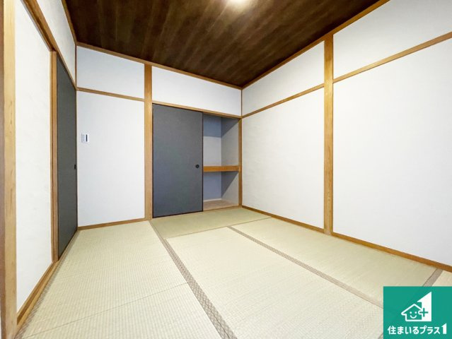 尼崎市東難波町　中古一戸建ての和室|一室あると便利な和室は客間としてだけでなく、小さなお子様のプレイルームや食後のくつろぎスペースとしてもご利用いただけます。収納もついていますので大活躍間違いなし！