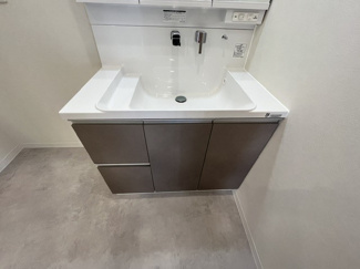 【独立洗面台】 | 大原２丁目　中古戸建 | 洗面台も新調。シャワー付きで朝の忙しい時間帯もスムーズですね。