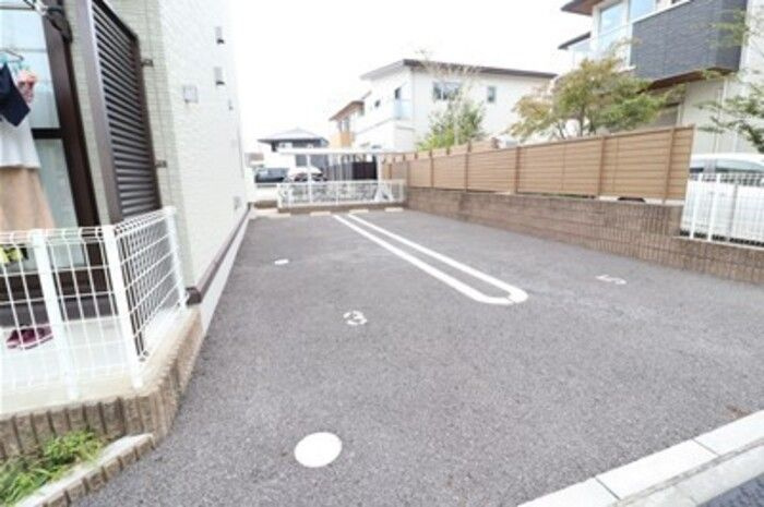 アステールピュールMの駐車場