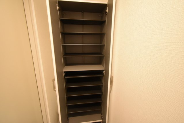 西宮市甲子園洲鳥町の賃貸マンションの収納