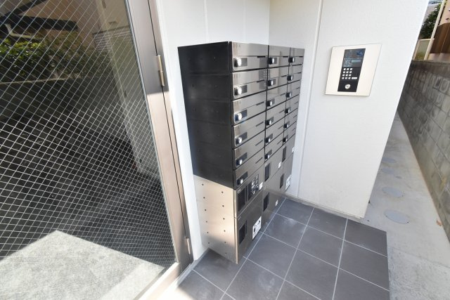 西宮市甲子園洲鳥町の賃貸マンションのエントランス