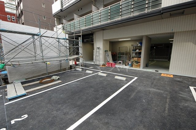 エスリード谷町四丁目の駐車場