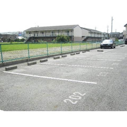 コーポラスカンナの駐車場