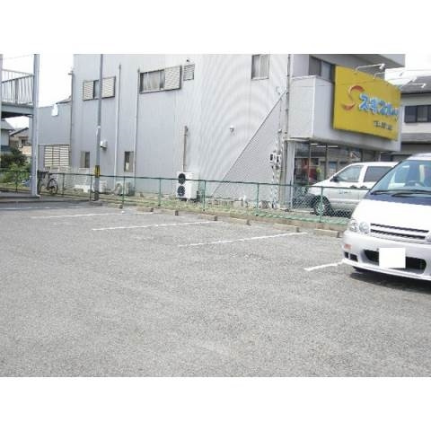 コーポラスカンナの駐車場