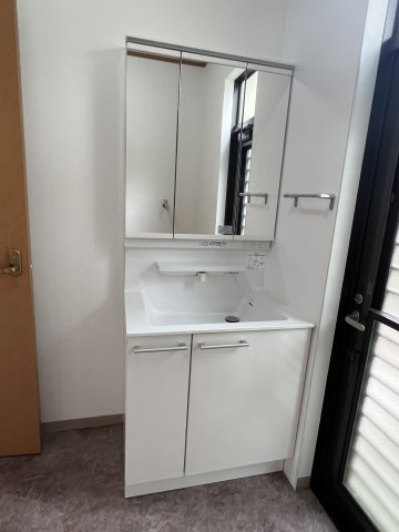 津山市小原　中古住宅4LDKの独立洗面台