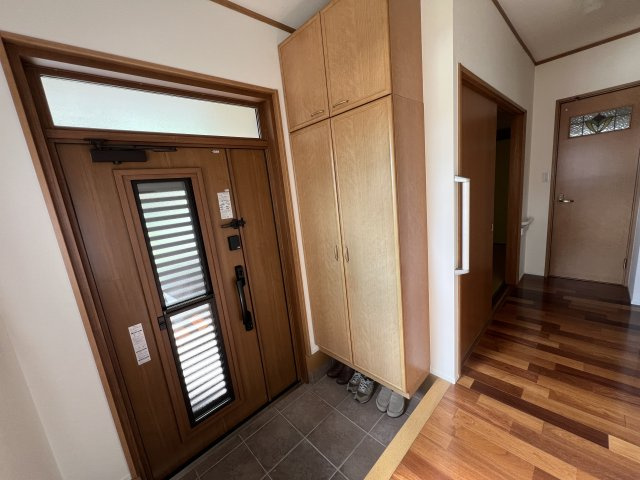 津山市小原　中古住宅4LDKの玄関