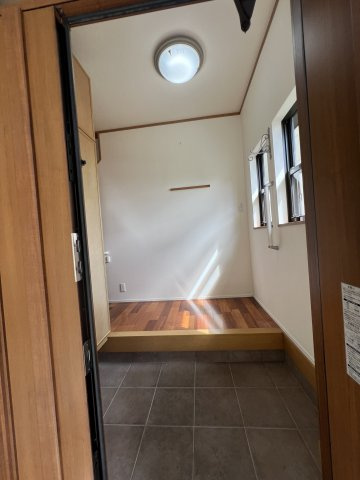 津山市小原　中古住宅4LDKの玄関