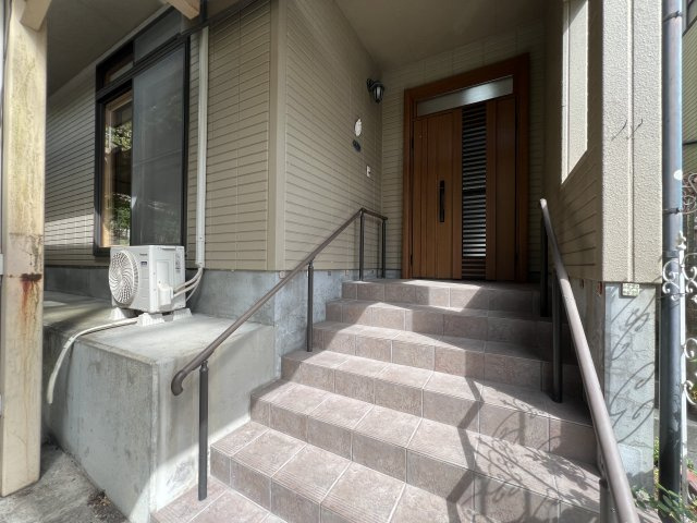 津山市小原　中古住宅4LDKのエントランス