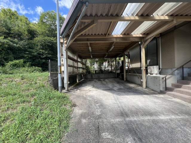 津山市小原　中古住宅4LDKの駐車場