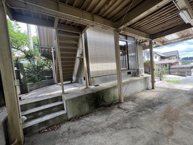 津山市小原　中古住宅4LDKの駐車場