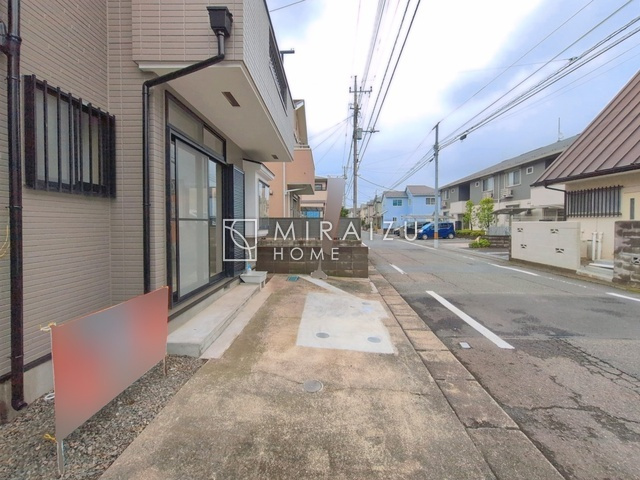 【独立洗面台】 | 洗面台です。収納棚もとても充実しております。コスメが大好きな奥様も、女子力高いご主人様もきっとご満足いただける収納力です。