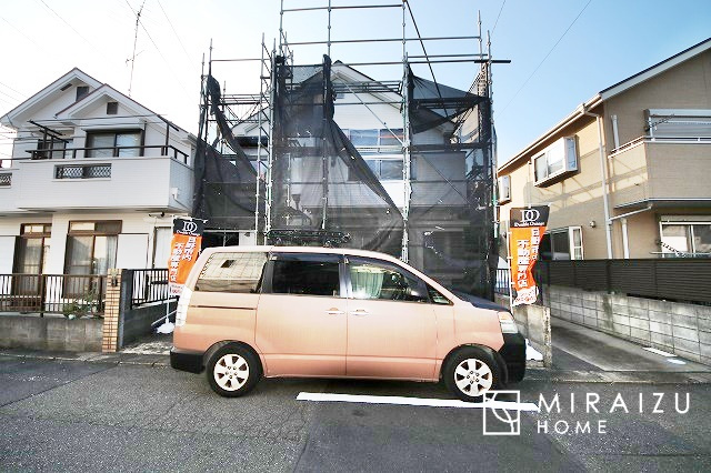 【居間・リビング】 | 大きな窓が特徴のリビングでは、太陽光も沢山取り込むことが出来てお家の中にいても日光浴が可能ですね、開放的な空間です。インテリア選びも楽しそう、ご家族様で相談しながらインテリア配置も楽しみたいです