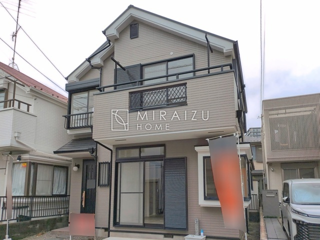 【居間・リビング】 | 大きな窓が特徴のリビングでは、太陽光も沢山取り込むことが出来てお家の中にいても日光浴が可能ですね、開放的な空間です。インテリア選びも楽しそう、ご家族様で相談しながらインテリア配置も楽しみたいです