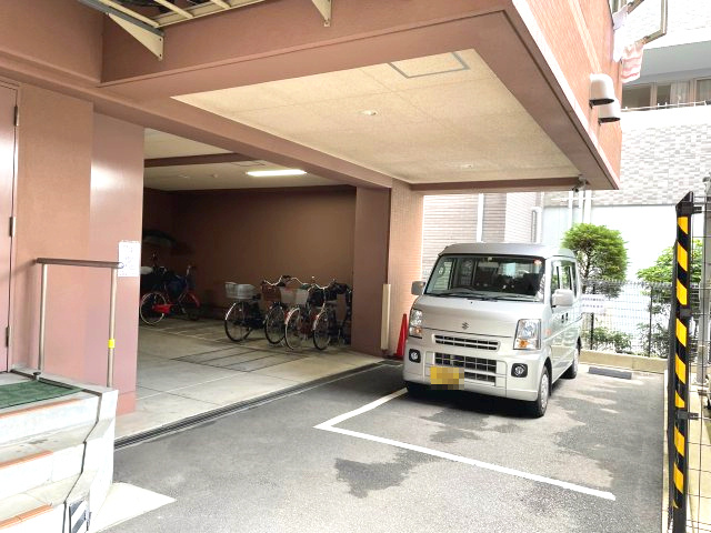 リベルテ交野の駐車場