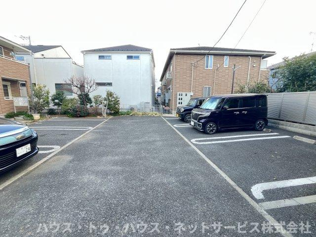 ピースパレスの駐車場