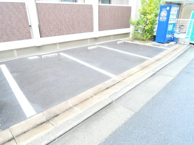 ルネス上牧の駐車場