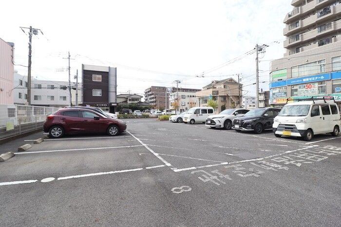 ＧＲＡＮＤ　ＲＩＳＥ　住居の駐車場