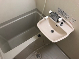 明るい色調の室内です