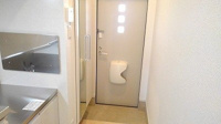 収納もある玄関です